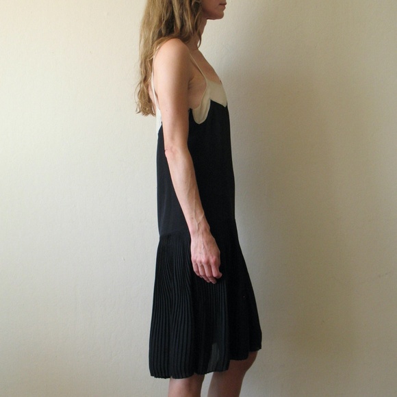 Lyell NYC scalloped silk pleated dress - Picture 6 of 7
